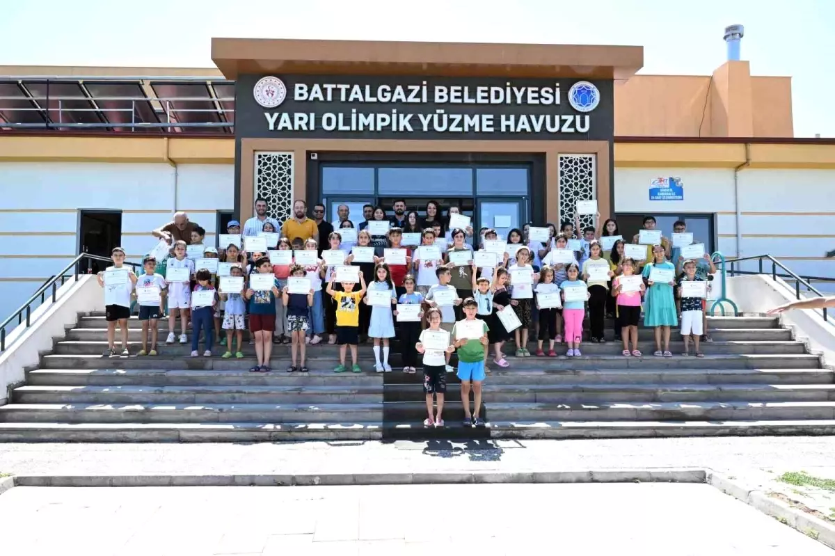 Battalgazi Belediyesi Göztepe Yarı Olimpik Yüzme Havuzu’nda Yüzme Kursu Tamamlandı