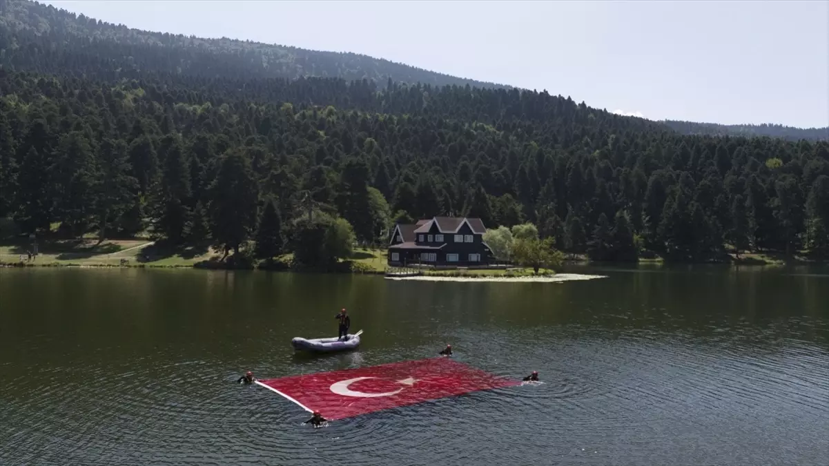 Bolu’da JAK Timi Gölcük Tabiat Parkı’nda Türk Bayrağı Açtı