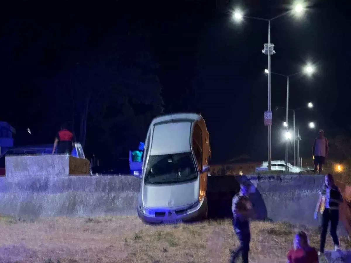 Çanakkale’de alkollü sürücü otopark duvarında asılı kaldı