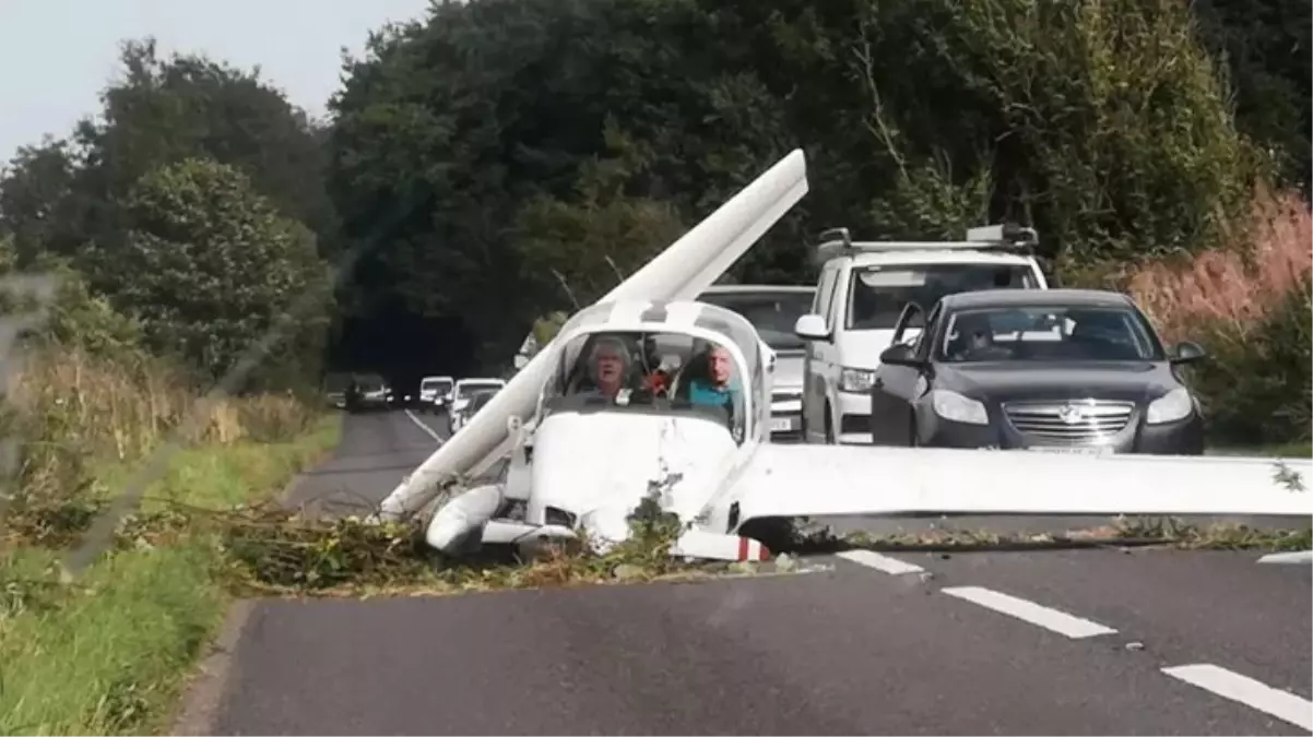 İngiltere’de Motorlu Planör Karayoluna Düştü: Pilot ve Yolcu Kazayı Hafif Yaralandı