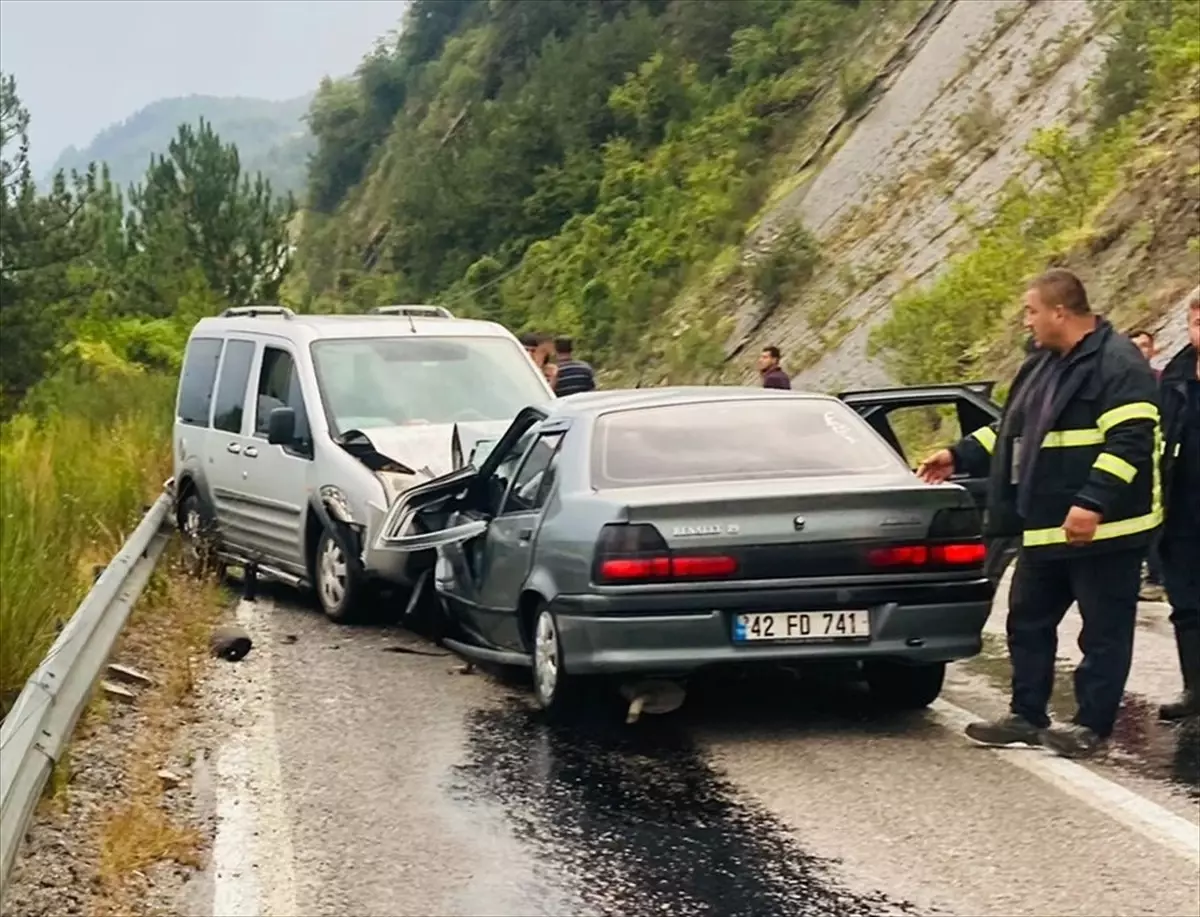 Kastamonu İnebolu’da Otomobil ile Hafif Ticari Araç Çarpıştı: 7 Yaralı