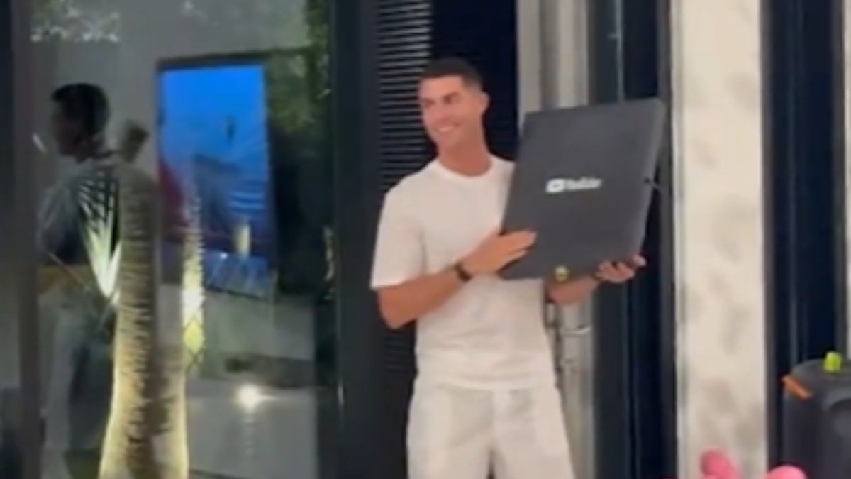 YouTube kanalı açan Cristiano Ronaldo rekora koşuyor! Kısa sürede gold plaket aldı