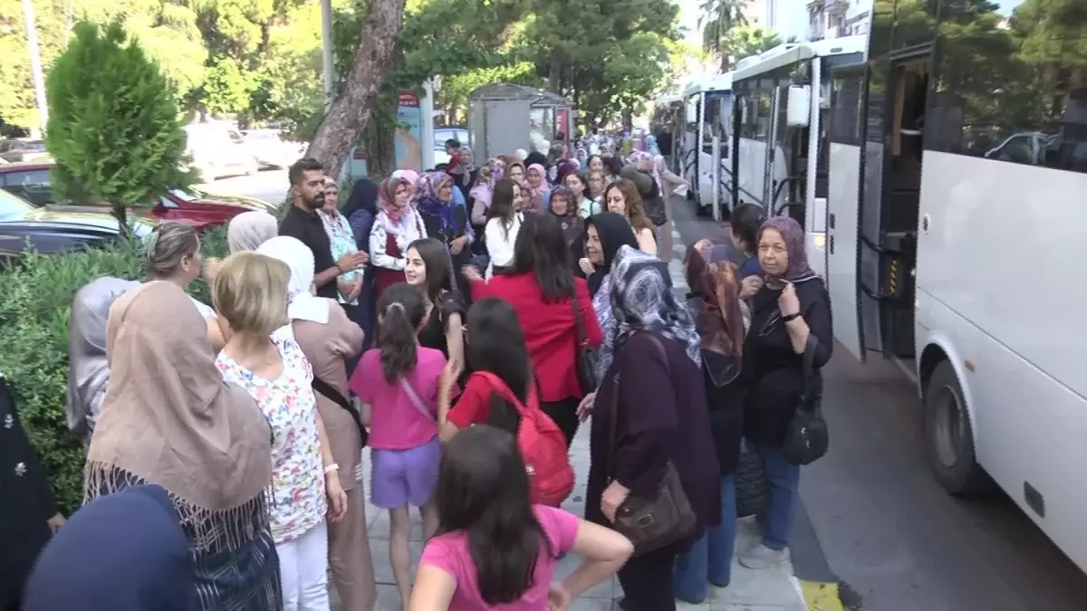 Manisa Büyükşehir Belediyesi ‘Adım Adım Manisa’ Projesiyle Kadınları Kenti Gezdirdi